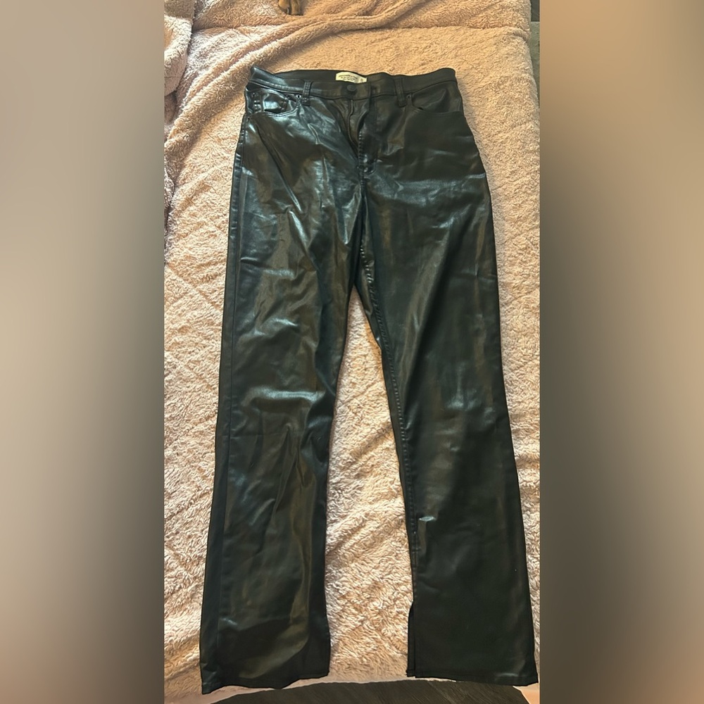Abercrombie Curve Love jeans. Only worn twice for a short period of time!